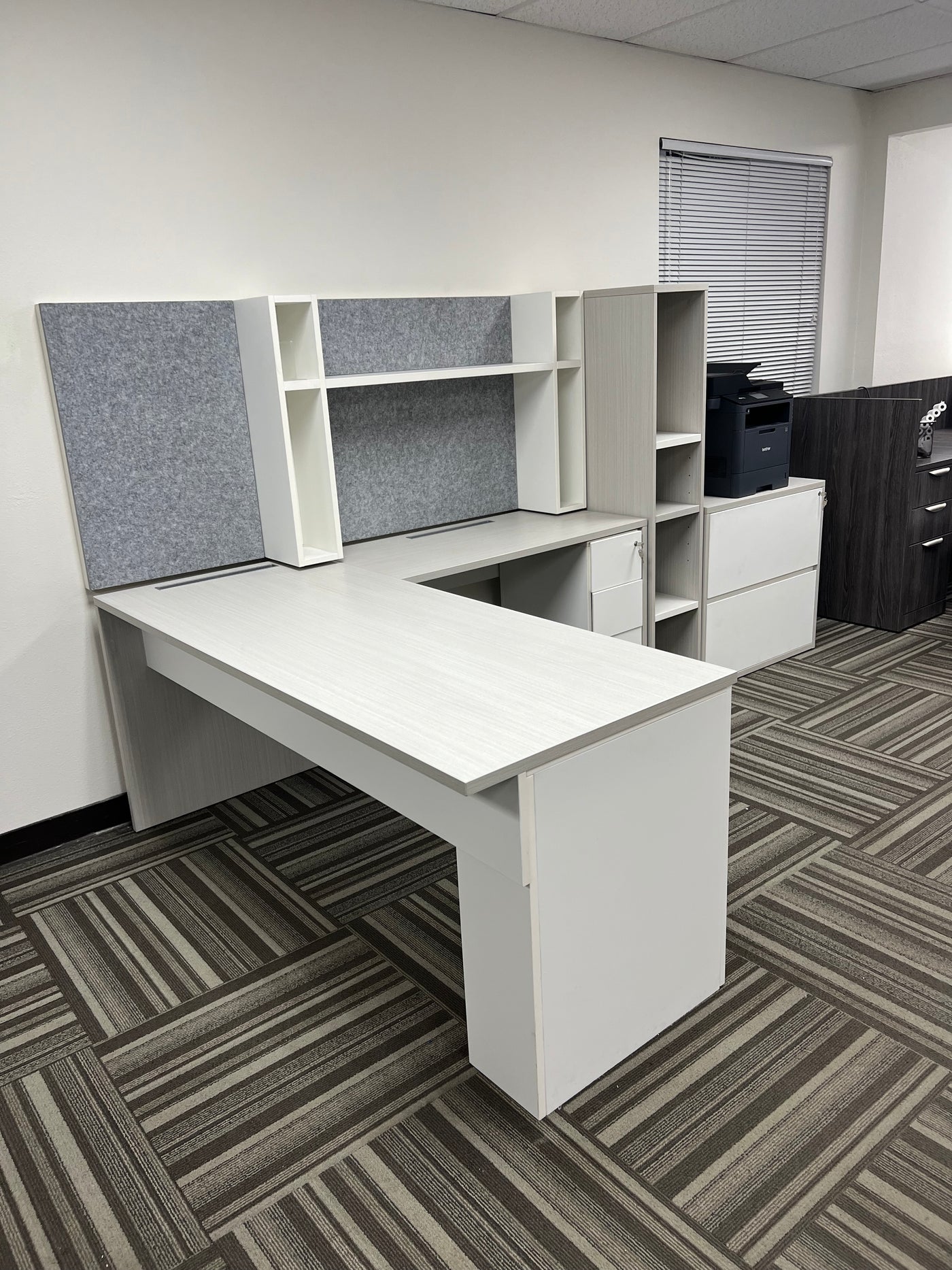 L SHAPED PRIVATE OFFICE PACKAGE - SHOW ROOM MODEL