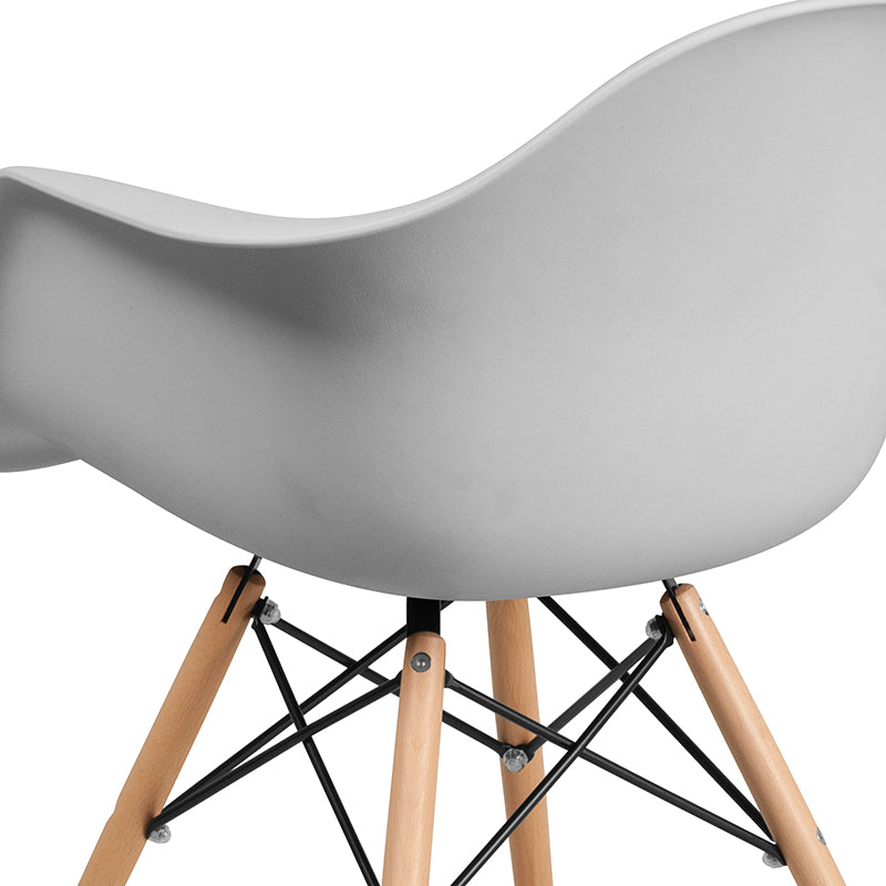 White Plastic/wood Chair
