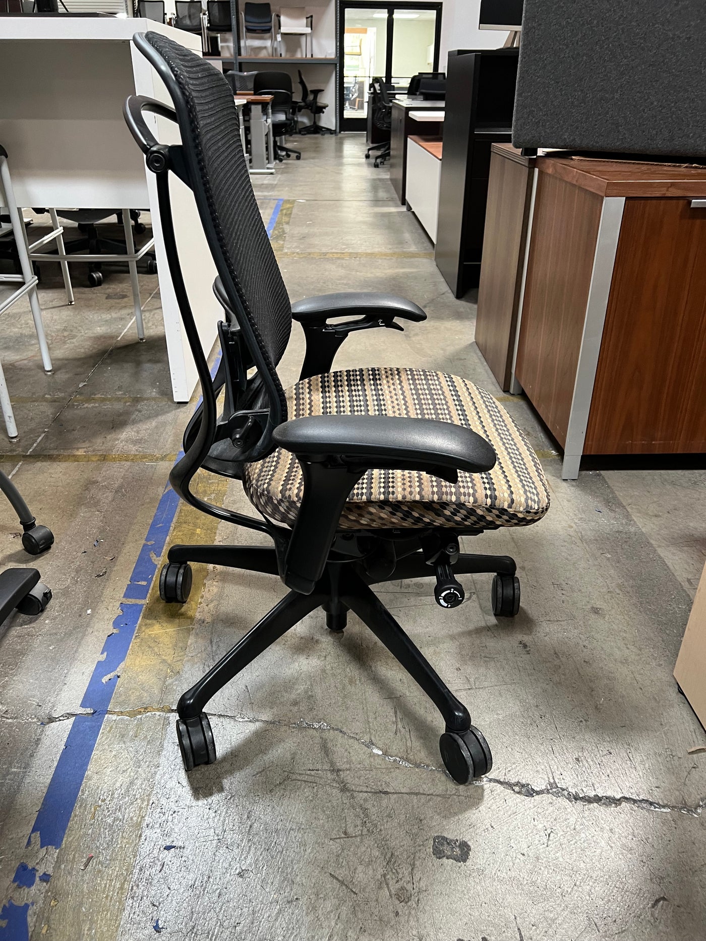 PRE OWNED TASK CHAIR - MULTIFUNTION
