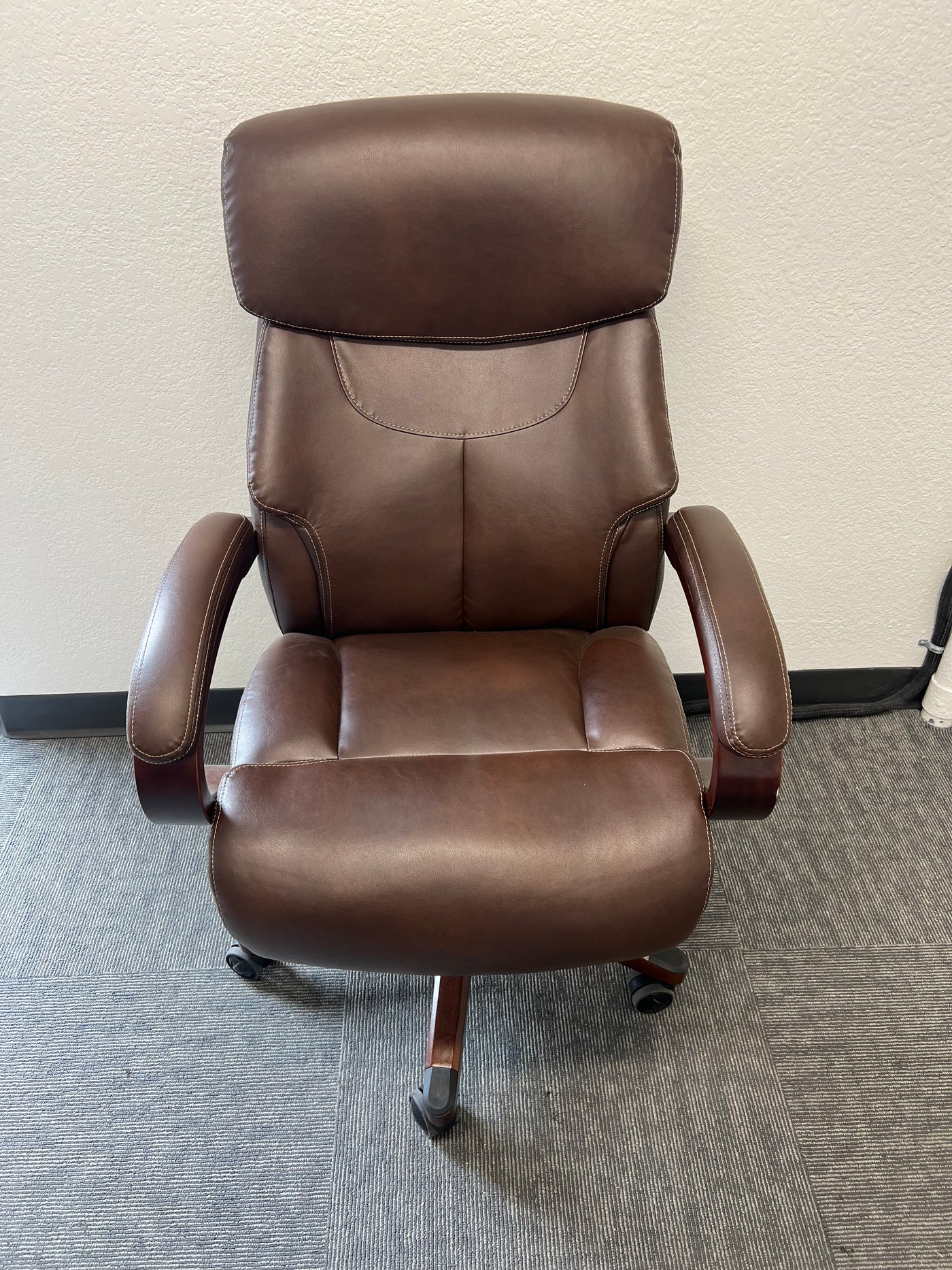 PRE OWNED LAZY BOY CHAIR