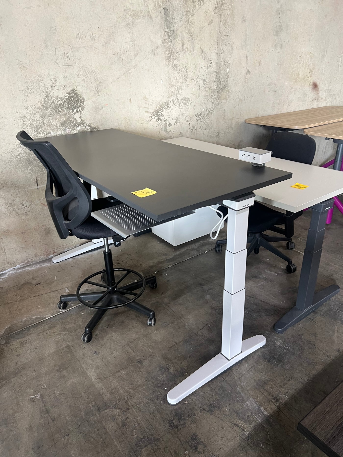 PRE-OWNED GREY/WHITE STEELCASE HEIGHT ADJUSTABLE DESK