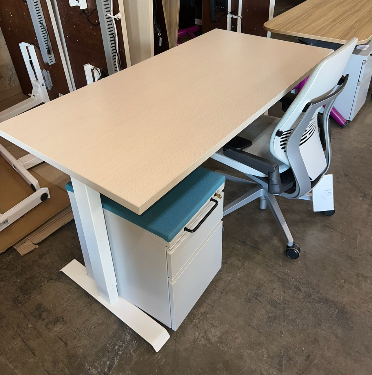 PRE-OWNED HAT HEIGHT ADJUSTABLE DESKS