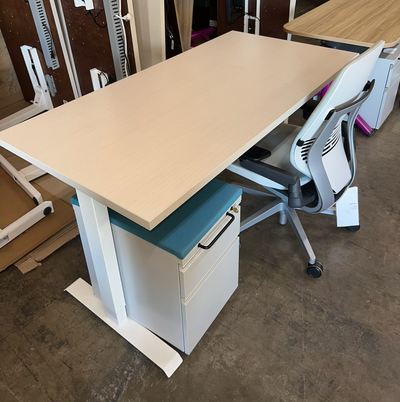 PRE-OWNED HAT HEIGHT ADJUSTABLE DESKS