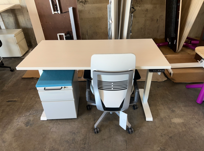 PRE-OWNED HAT HEIGHT ADJUSTABLE DESKS