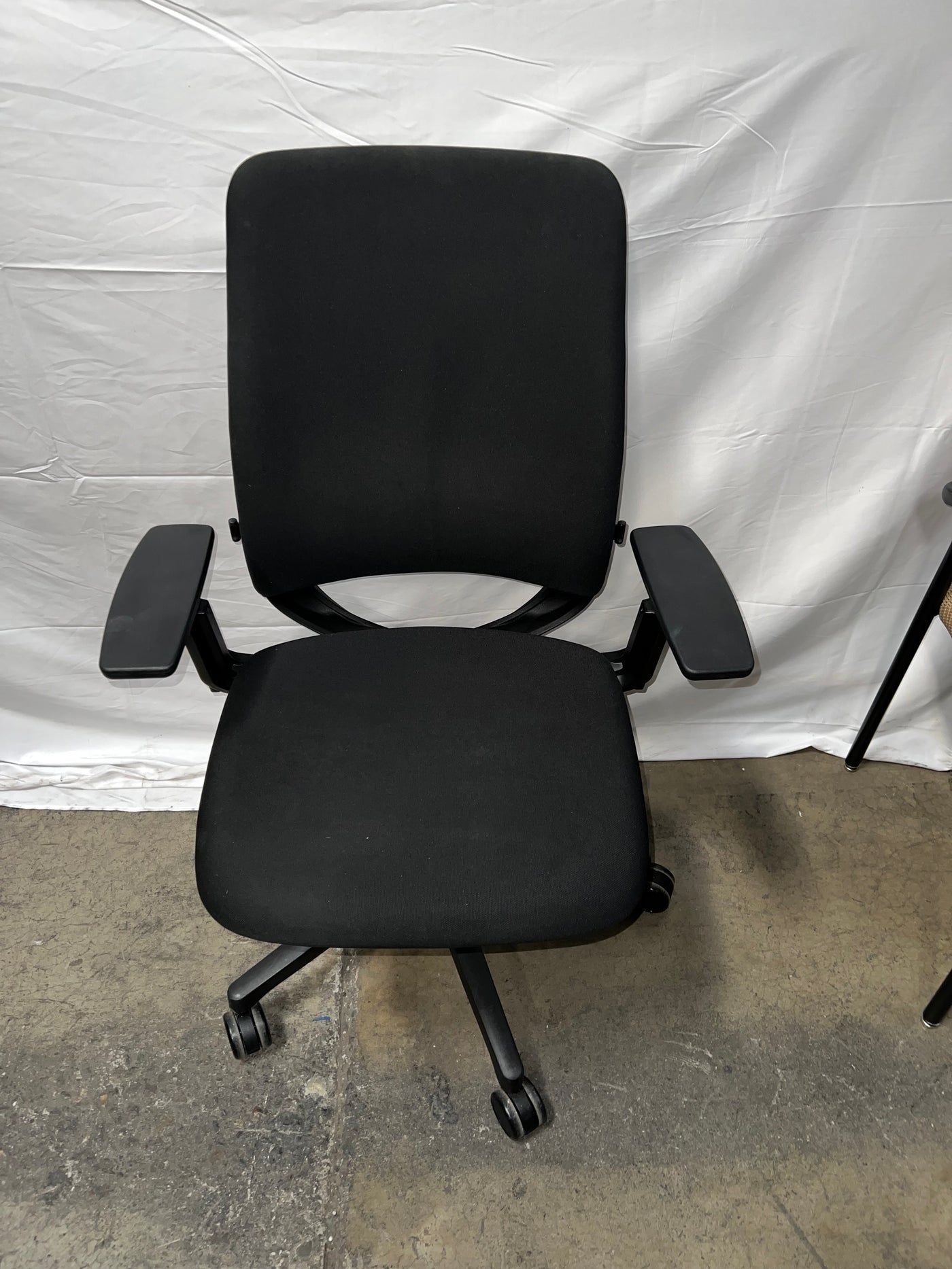 PRE-OWNED STEELCASE AMIA