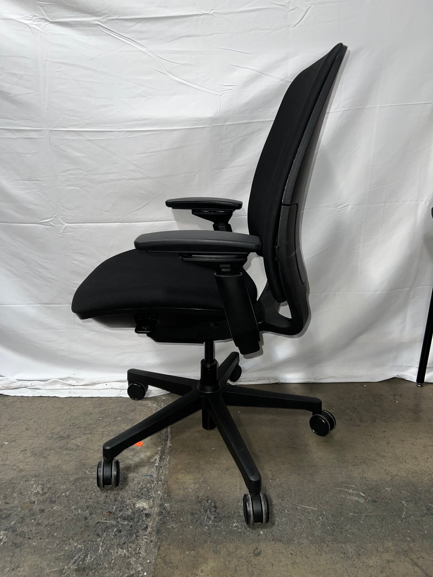 PRE-OWNED STEELCASE AMIA