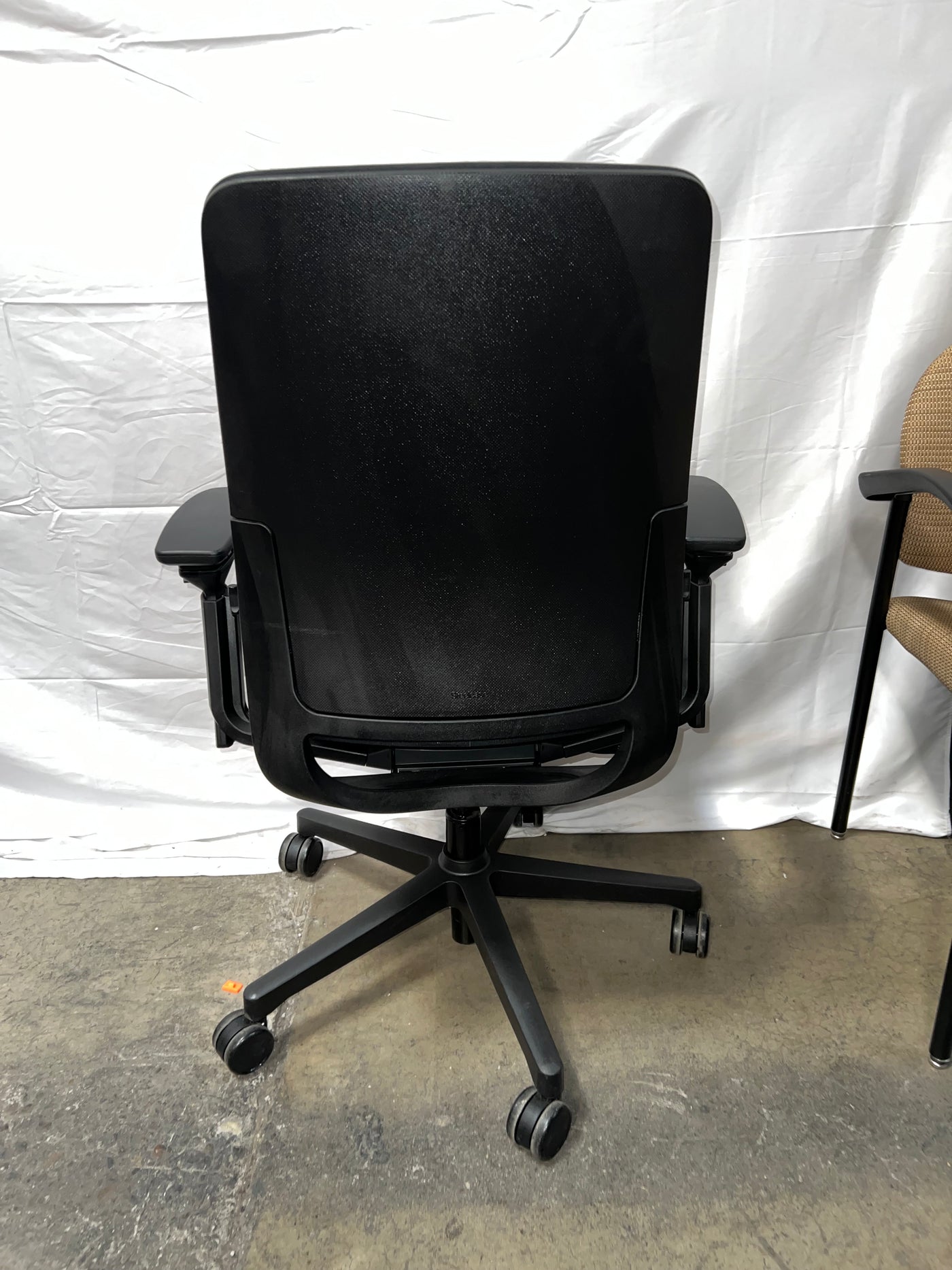 PRE-OWNED STEELCASE AMIA
