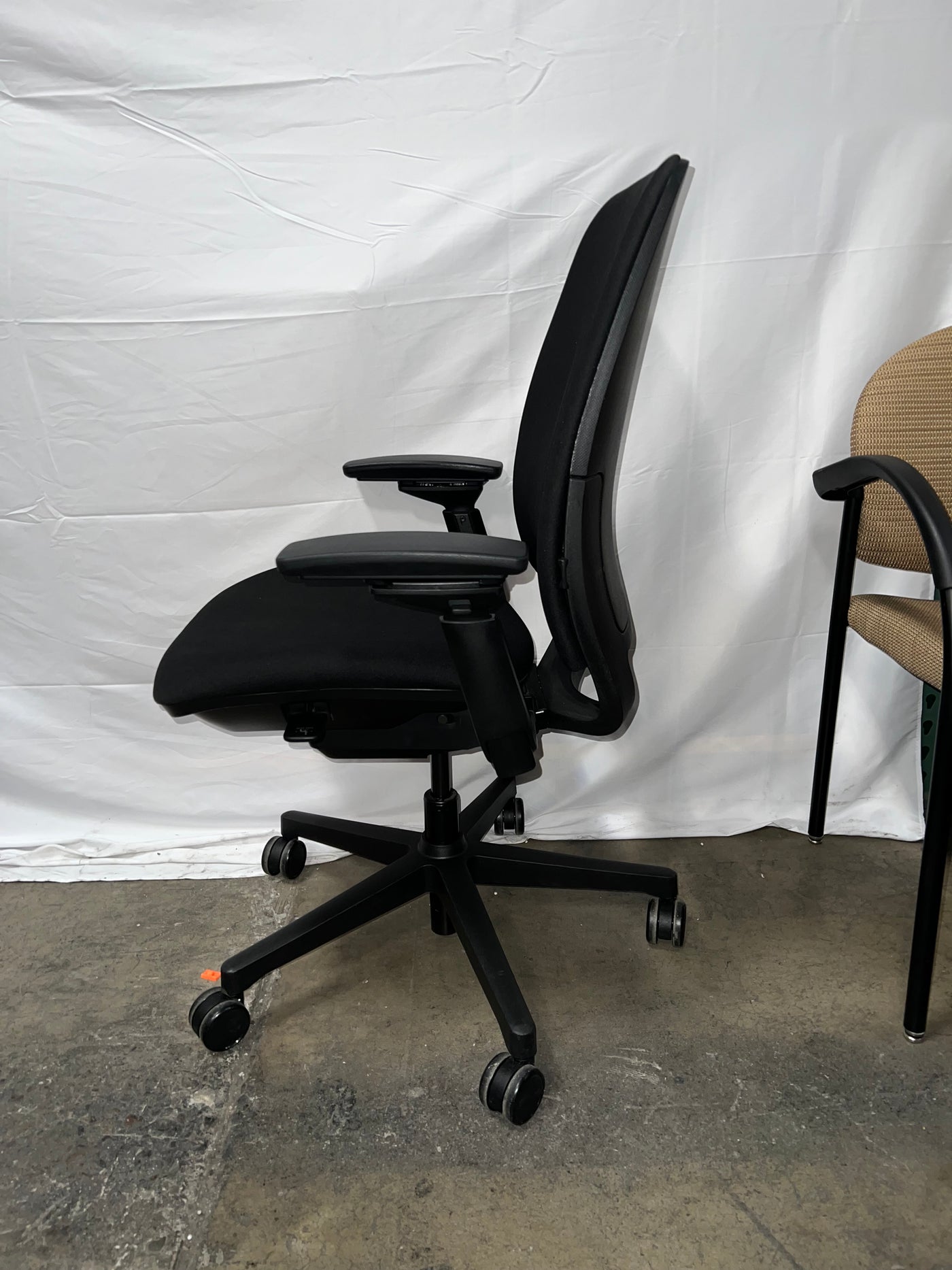 PRE-OWNED STEELCASE AMIA