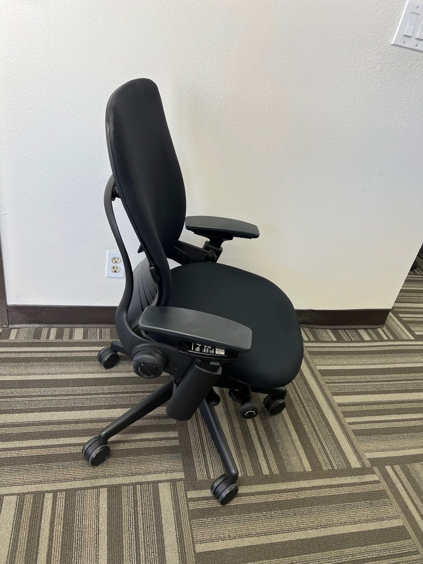 PRE-OWNED STEELCASE LEAP V2