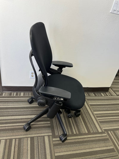 PRE-OWNED STEELCASE LEAP V2