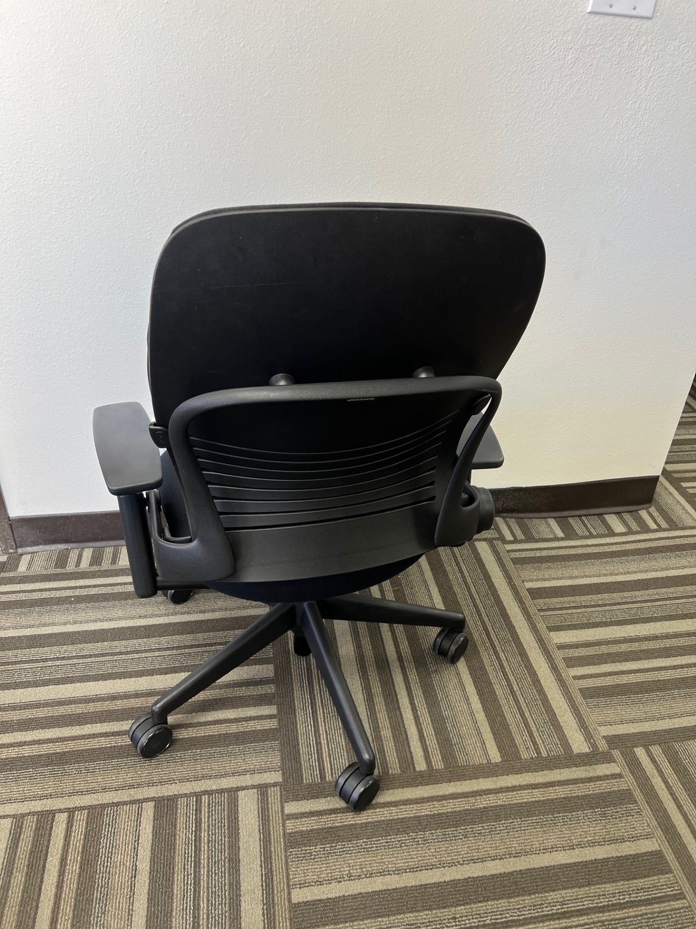 PRE-OWNED STEELCASE LEAP V2