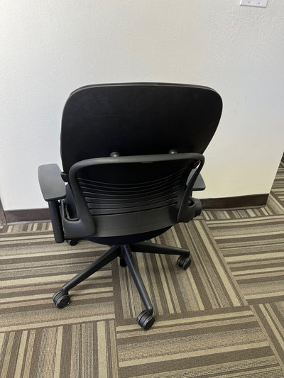 PRE-OWNED STEELCASE LEAP V2