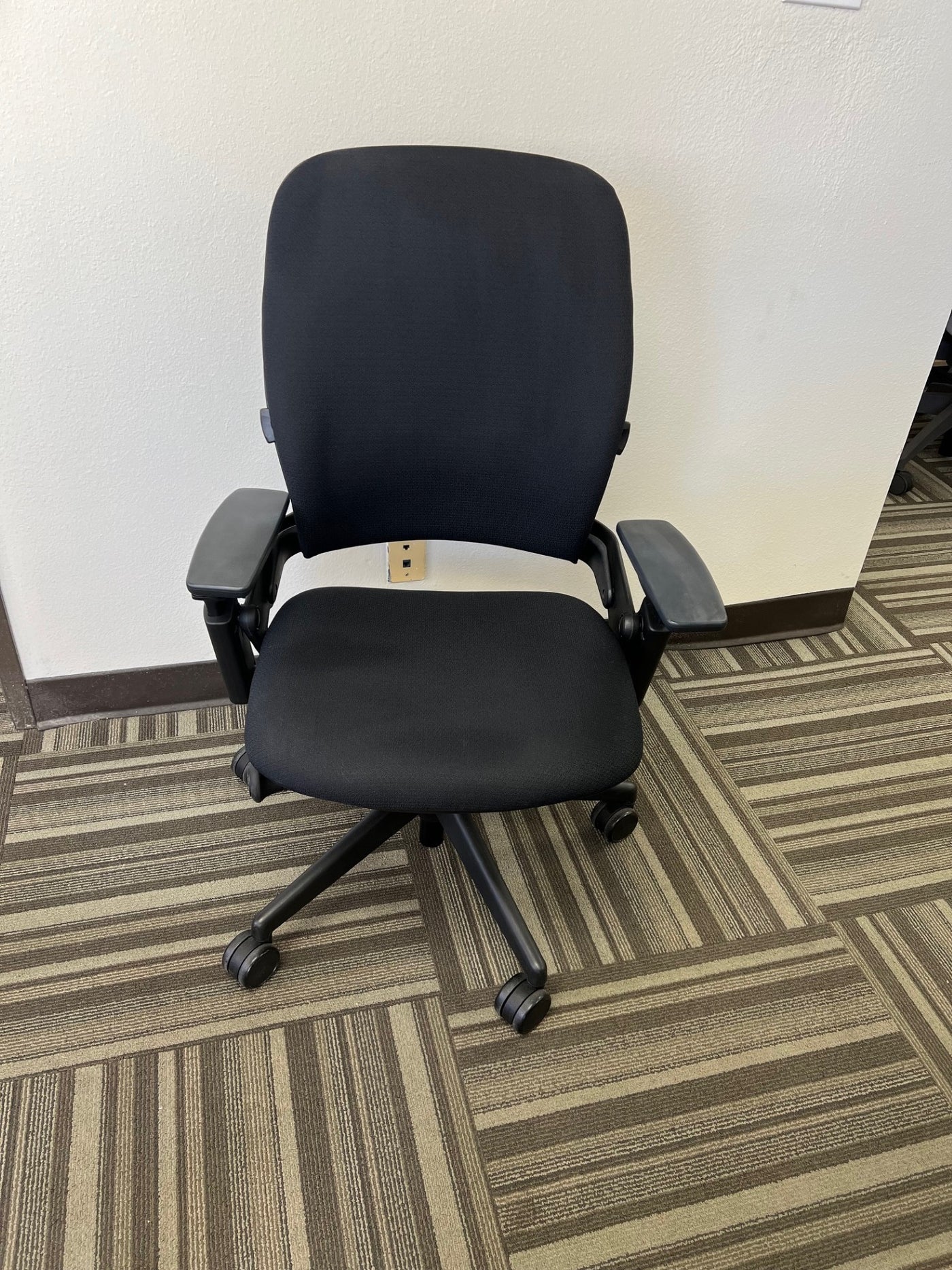 PRE-OWNED STEELCASE LEAP V2