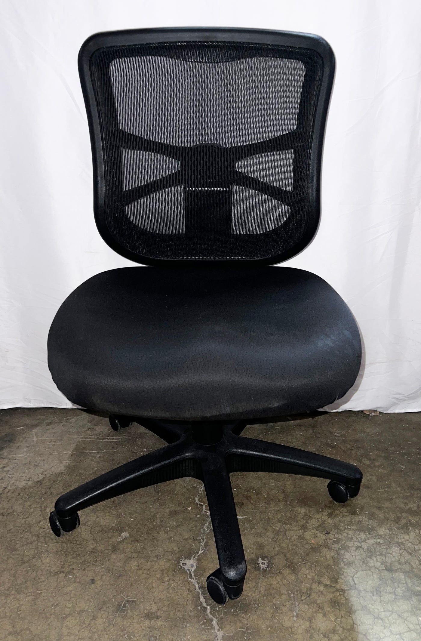 PRE OWNED ARMLESS TASK CHAIR